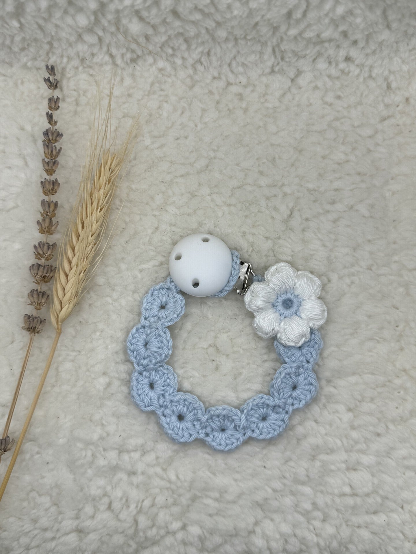 Gehaakt speenkoord Blauw met witte bloem