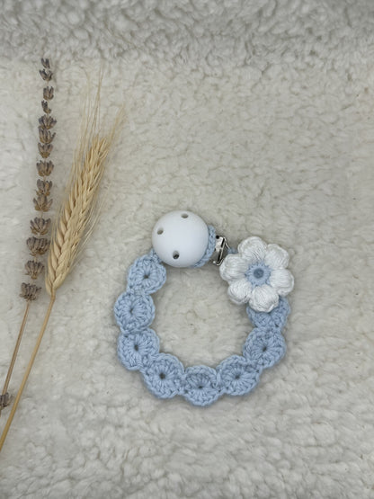 Gehaakt speenkoord Blauw met witte bloem