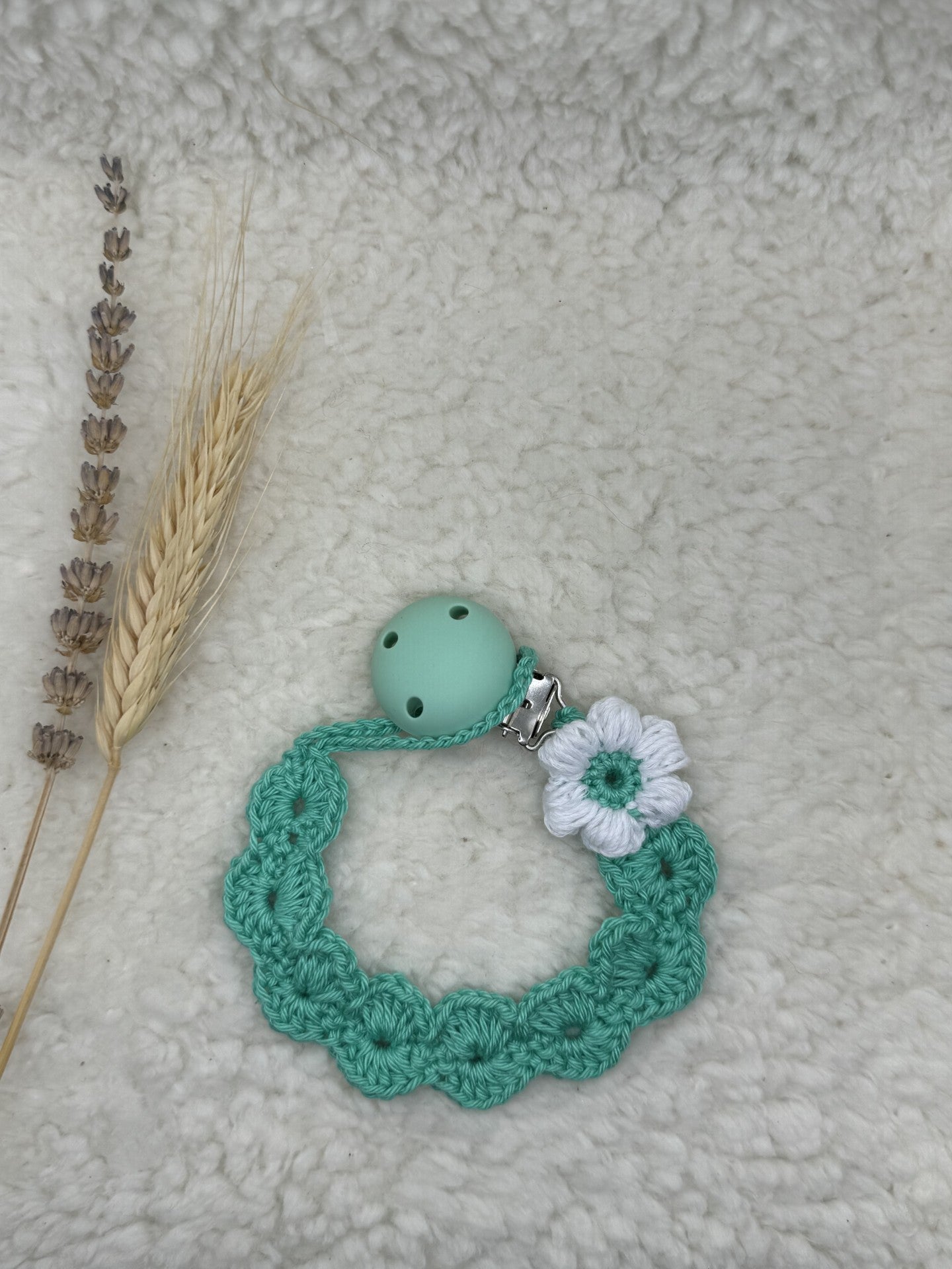 Gehaakt speenkoord Groen met witte bloem