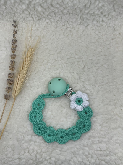 Gehaakt speenkoord Groen met witte bloem